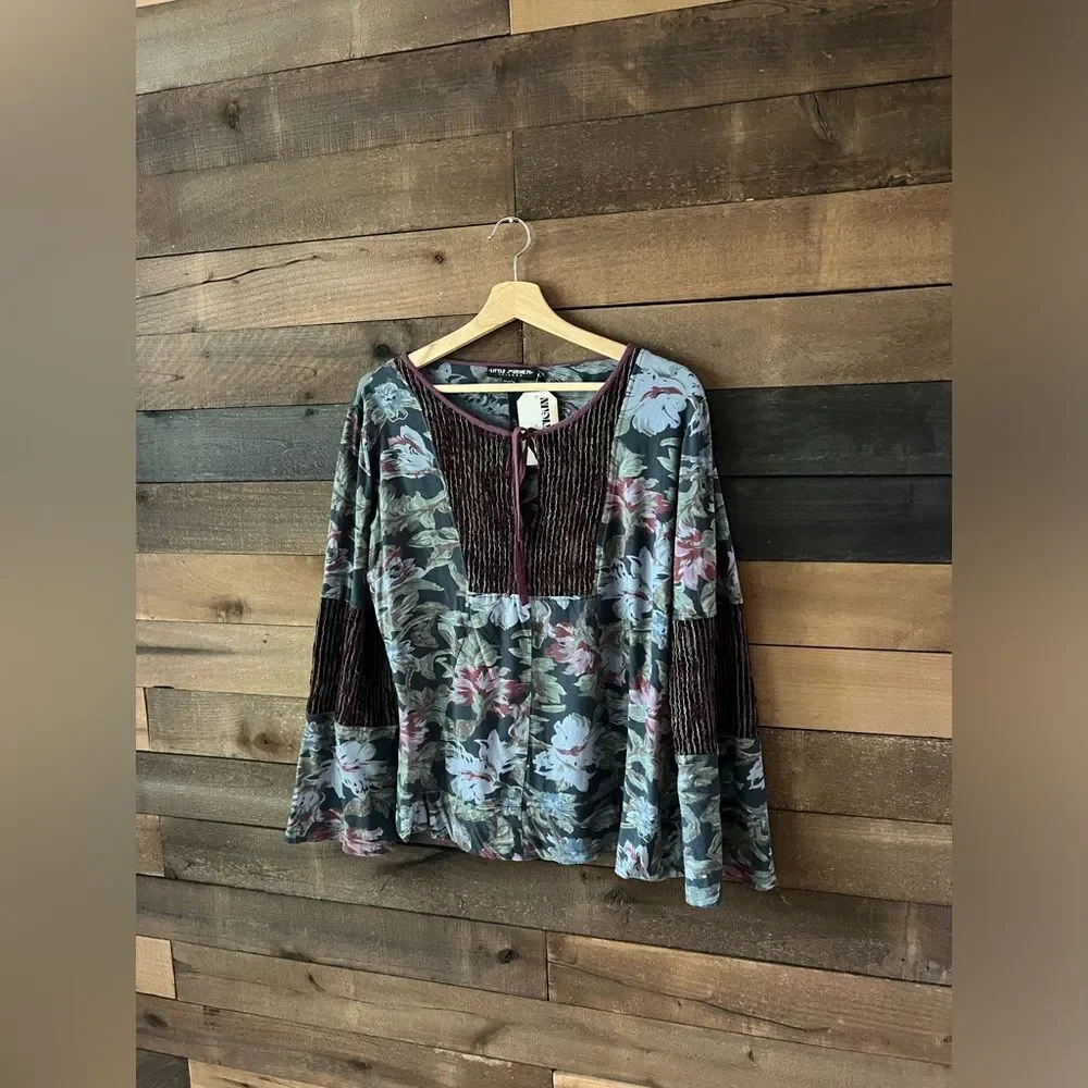 Little Journeys Chicago Boho Bell Sleeve Long Sleeve Top - Picture 7 of 9